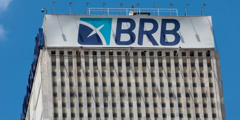 Brasília (DF), 19/11/2025 – Fachada do prédio do banco de Brasília (BRB).  Em março de 2025, o conselho do Banco BRB aprovou a compra de 58% do capital do Banco Master, valor estimado em R$ 2 bilhões.
O acordo previa que o BRB, uma sociedade de capital e controlada majoritariamente pelo Governo do Distrito Federal (GDF)
Foto: Joédson Alves/Agência Brasil