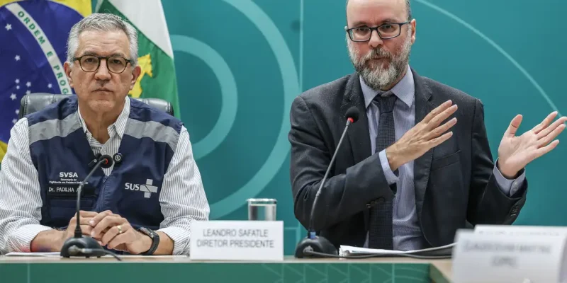 Brasília (DF), 05/01//2026 - O ministro da Saúde, Alexandre Padilha, e o diretor-presidente da Anvisa, Leandro Safatle, anunciam a aprovação da primeira fase do estudo clínico da polilaminina, substância fruto de pesquisa nacional apontada como uma terapia promissora para o tratamento de lesões na medula espinhal.  Foto: Valter Campanato/Agência Brasil