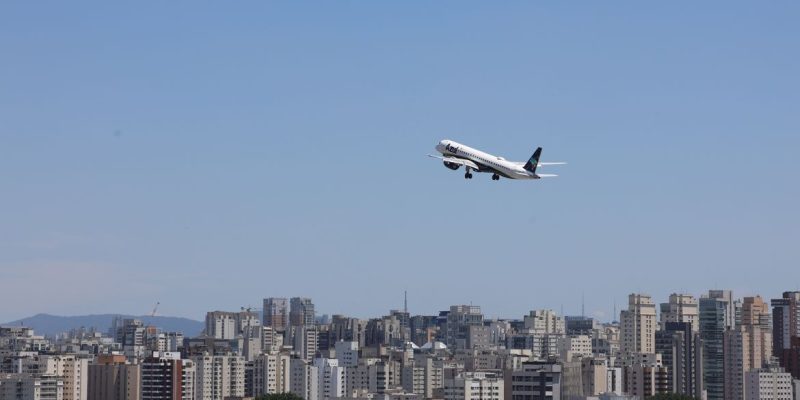 São Paulo (SP), 22/12/2025 - Avião da Azul Linhas Aéreas decola do Aeroporto de Congonhas. Foto: Rovena Rosa/Agência Brasil