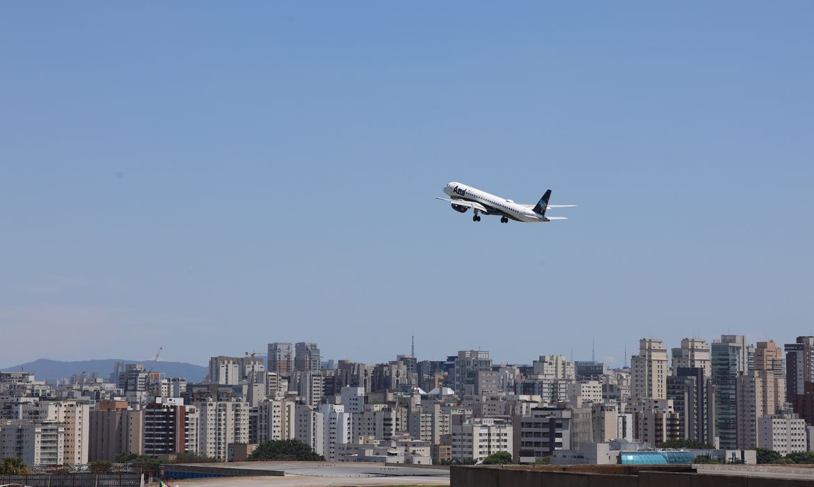 São Paulo (SP), 22/12/2025 - Avião da Azul Linhas Aéreas decola do Aeroporto de Congonhas. Foto: Rovena Rosa/Agência Brasil