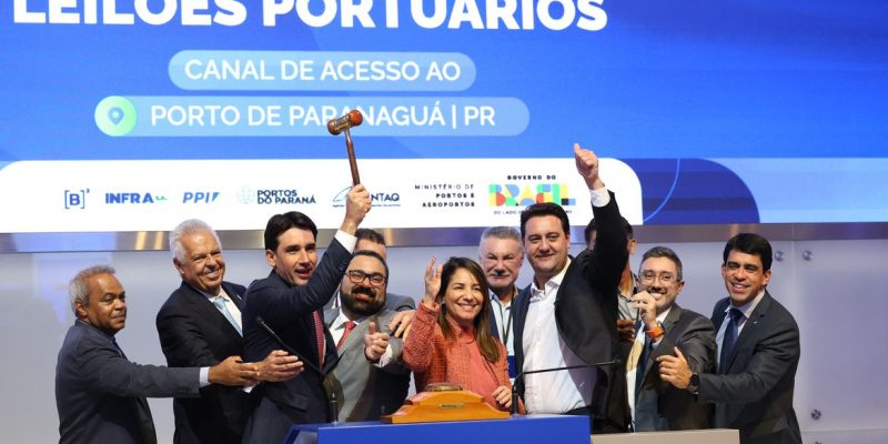 São Paulo (SP), 22/10/2025 - Ministro de Portos e Aeroportos, Silvio Costa Filho, e governador do Paraná, Ratinho Júnior, participam da batida do martelo para celebrar a conquista da concessão do canal de acesso aquaviário ao Porto de Paranaguá por 25 anos para o Consórcio Canal Galheta Dragagem, em leilão realizado pelo Ministério de Portos e Aeroportos e ANTAQ na B3. Foto: Rovena Rosa/Agência Brasil