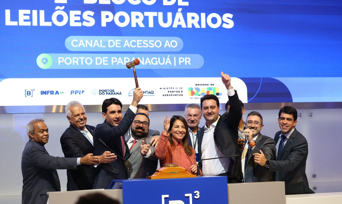 São Paulo (SP), 22/10/2025 - Ministro de Portos e Aeroportos, Silvio Costa Filho, e governador do Paraná, Ratinho Júnior, participam da batida do martelo para celebrar a conquista da concessão do canal de acesso aquaviário ao Porto de Paranaguá por 25 anos para o Consórcio Canal Galheta Dragagem, em leilão realizado pelo Ministério de Portos e Aeroportos e ANTAQ na B3. Foto: Rovena Rosa/Agência Brasil