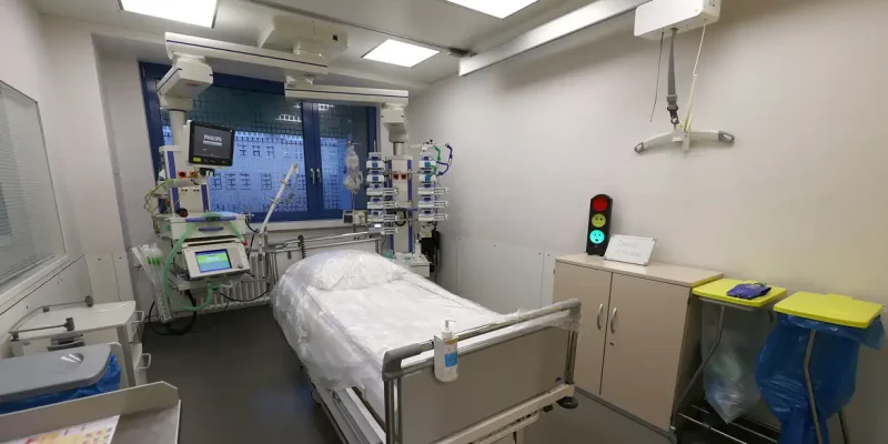 Leito de Unidade de Terapia Intensiva (UTI) com um dispositivo de respiração artificial.
