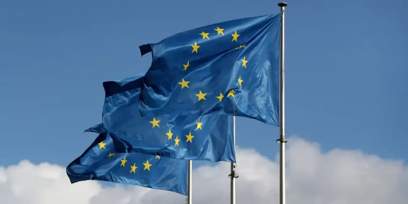 Bandeiras da União Europeia na sede da Comissão Europeia em Bruxelas
19/09/2019 Reuters/Yves Herman/Proibida reprodução