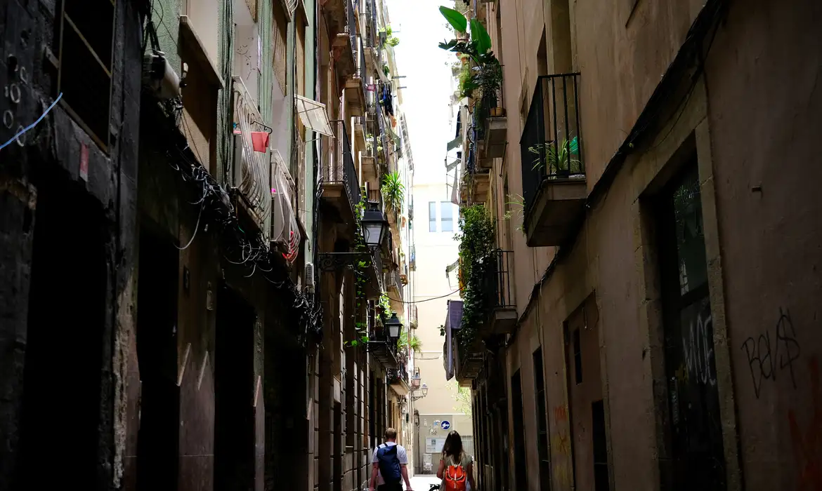Turistas passeiam com suas malas no Bairro Gótico, em Barcelona
24/06/2024
REUTERS/Nacho Doce