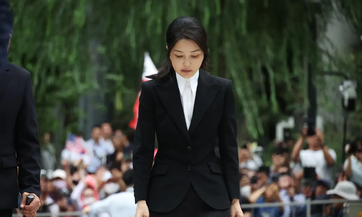 A ex-primeira-dama da Coreia do Sul, Kim Keon Hee, chega ao gabinete do promotor especial em Seul, Coreia do Sul
06/08/2025
Reuters/Kim Hong-Ji/Proibida reprodução
