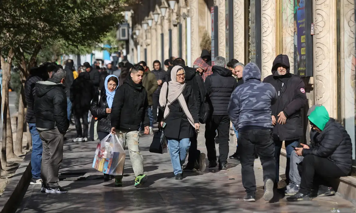 Pessoas caminham por lojas em Teerã
 30/12/2025   Majid Asgaripour/WANA (West Asia News Agency) via REUTERS