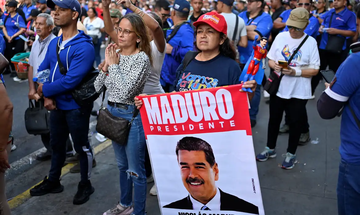 A demonstrator displays a sign with an image of U.S.-deposed Venezuelan President Nicolas Maduro during a march outside the National Assembly on the day Vice President Delcy Rodriguez was formally sworn in as Venezuela's interim president, as Maduro appeared in a New York court after the Trump administration removed him from power, in Caracas, Venezuela January 5, 2026. REUTERS/Maxwell Briceno