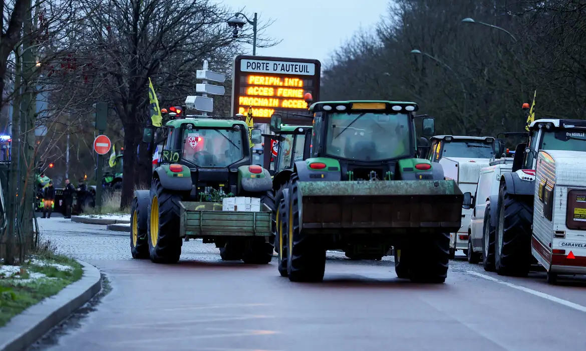 Tratores estacionados na Porte d'Auteuil, enquanto agricultores franceses protestam em Paris, França, em 8 de janeiro de 2026. REUTERS/Gonzalo Fuentes