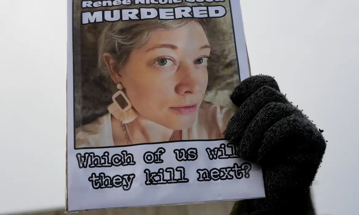 A demonstrator holds a picture of Renee Nicole Good as people protest against the fatal shooting of Good by a U.S. Immigration and Customs Enforcement (ICE) agent, during a rally against increased immigration enforcement across the city outside the Whipple Building in Minneapolis, Minnesota, U.S., January 8, 2026. REUTERS/Tim Evans
