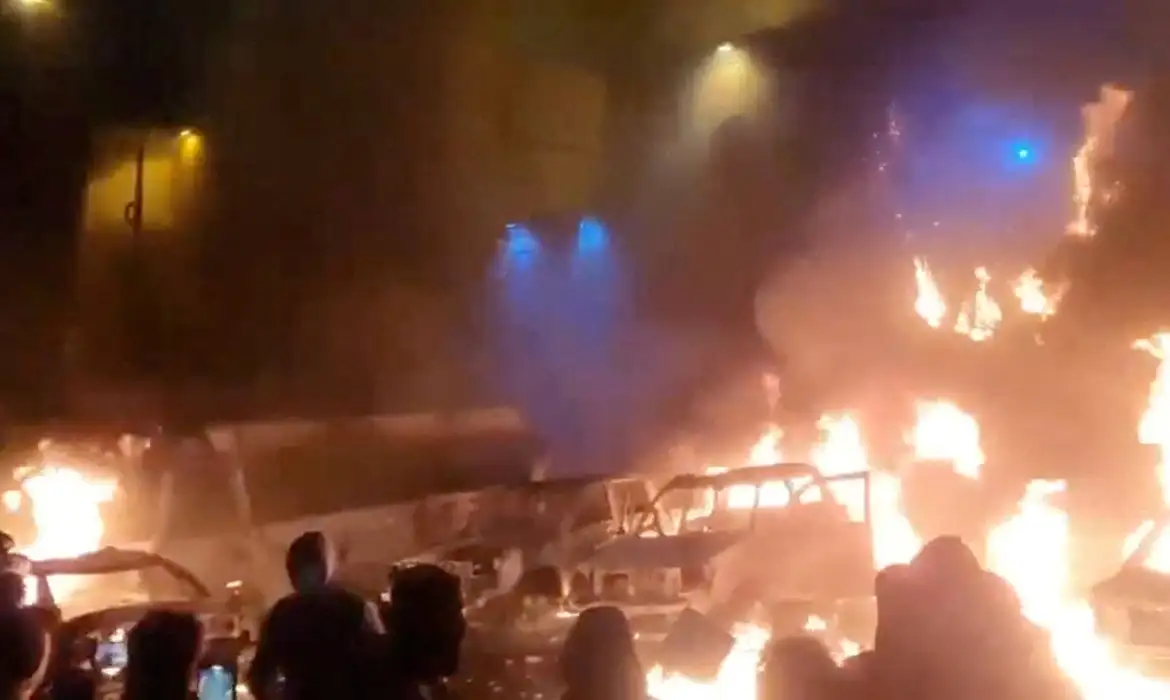 Protesters gather as vehicles burn, amid evolving anti-government unrest, in Tehran, Iran, in this screen grab obtained from a social media video released on January 9, 2026. Social Media/via REUTERS  THIS IMAGE HAS BEEN SUPPLIED BY A THIRD PARTY. NO RESALES. NO ARCHIVES. REFILE - QUALITY REPEAT  VERIFICATION: - Buildings, business signage and traffic light matched file and satellite imagery - Date not verified - Witnesses told Reuters protesters gathered in the streets on Thursday (January 8)