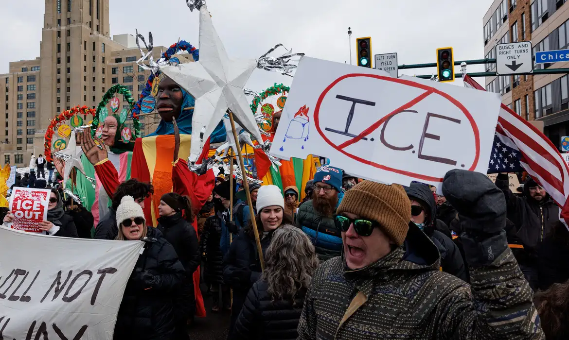 People march during a protest against increased immigration enforcement, after the fatal shooting of Renee Nicole Good by a U.S. Immigration and Customs Enforcement (ICE) agent, in Minneapolis, Minnesota, U.S., January 10, 2026. REUTERS/Tyrone Siu
