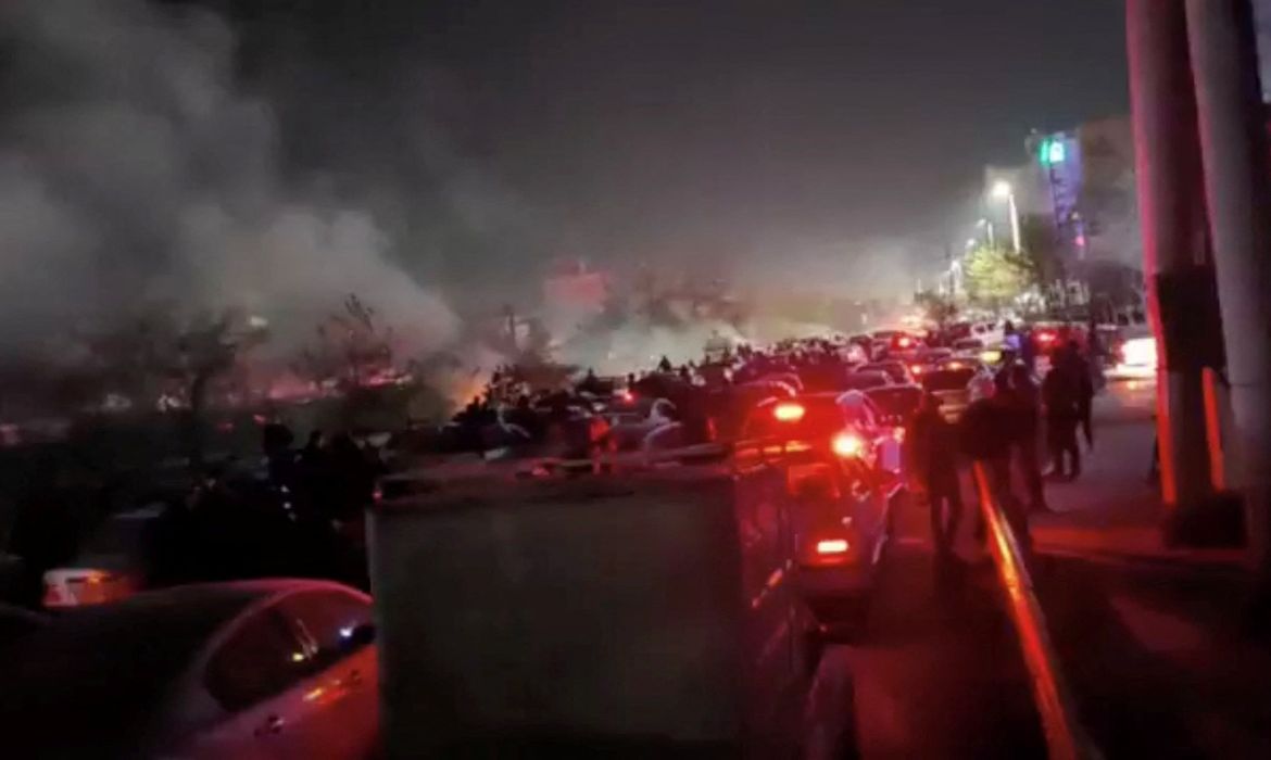 Fumaça sobe enquanto manifestantes protestam contra o governo do Irã em Mashhad, no Irã
10/01/2026 Rede Social/via REUTERS