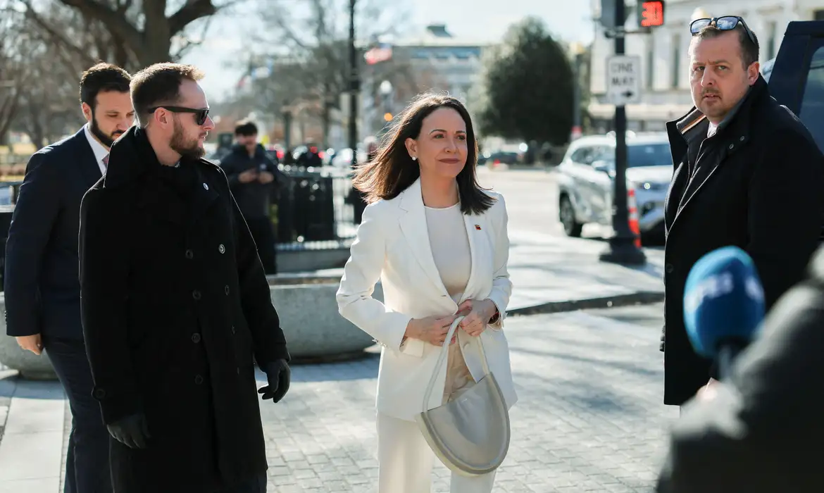 Líder da oposição venezuelana, María Corina Machado, caminha em Washington
15/01/2026
REUTERS/Kylie Cooper