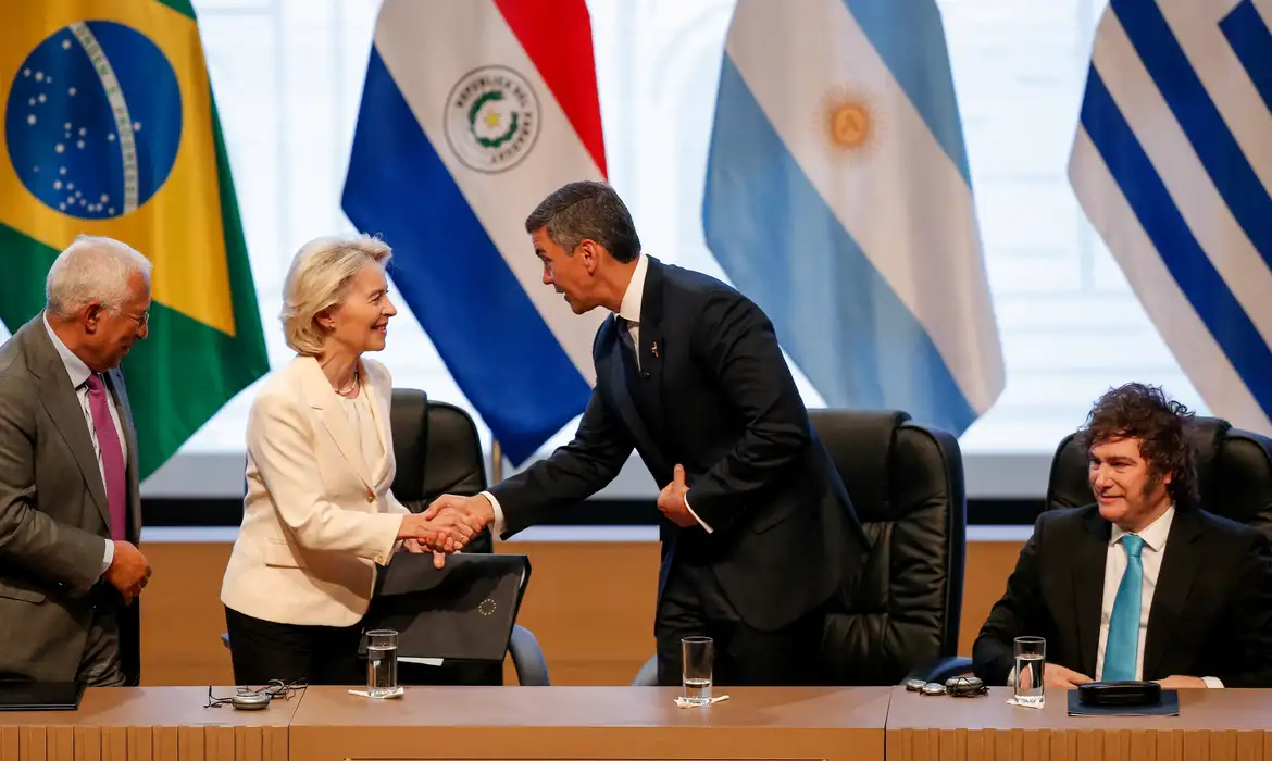 European Commission President Ursula von der Leyen shakes hands with Paraguay's President Santiago Pena, with European Council President Antonio Costa and Argentina's President Javier Milei next to them, on the day authorities of the European Union and the South American bloc Mercosur sign a free trade agreement, ending more than 25 years of negotiations, in Asuncion, Paraguay, January 17, 2026. REUTERS/Cesar Olmedo