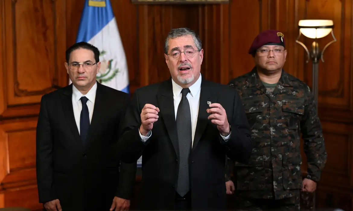 Guatemalan President Bernardo Arevalo delivers a message at the National Palace, where he declared a 30-day state of siege across the country, after a series of prison riots and hostage-takings led to an outbreak of violence against police that left at least 7 dead and several wounded, in Guatemala City, Guatemala, January 18, 2026. Presidency of Guatemala/Handout via REUTERS THIS IMAGE HAS BEEN SUPPLIED BY A THIRD PARTY. NO RESALES. NO ARCHIVES
