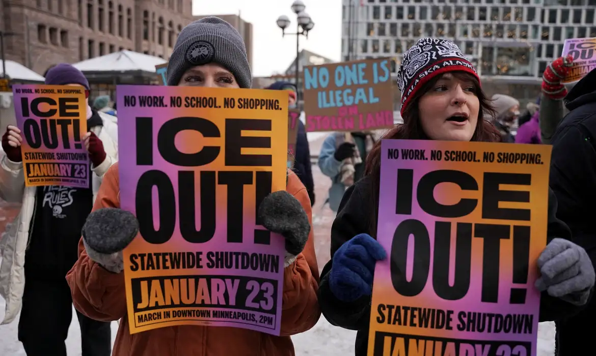 Manifestantes protestam contra o ICE em Minneapolis
20/01/2026
REUTERS/Seth Herald