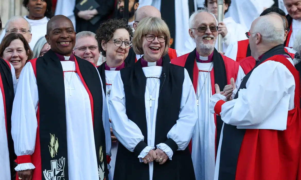 Britain's Archbishop of Canterbury Sarah Mullally poses for a group photograph with bishops after the service of confirmation of her election at St Paul’s Cathedral, where she officially became the 106th Archbishop of Canterbury and the first-ever female to lead the Church of England, in London, Britain, January 28, 2026. REUTERS/Isabel Infantes