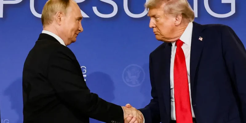 Donald Trump e Vladimir Putin durante reunião no Alasca
 15/8/2025   REUTERS/Kevin Lamarque