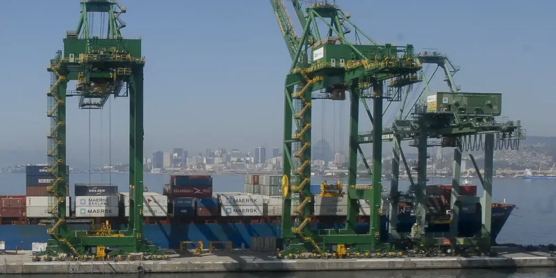 Atracação de navios no Caís do Porto do Rio de Janeiro, guindaste, container.