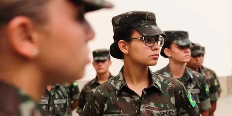 Pela primeira vez na história do Exército Brasileiro, as mulheres poderão se tornar oficiais combatentes e chegar à patente de general e até ao comando do Exército
