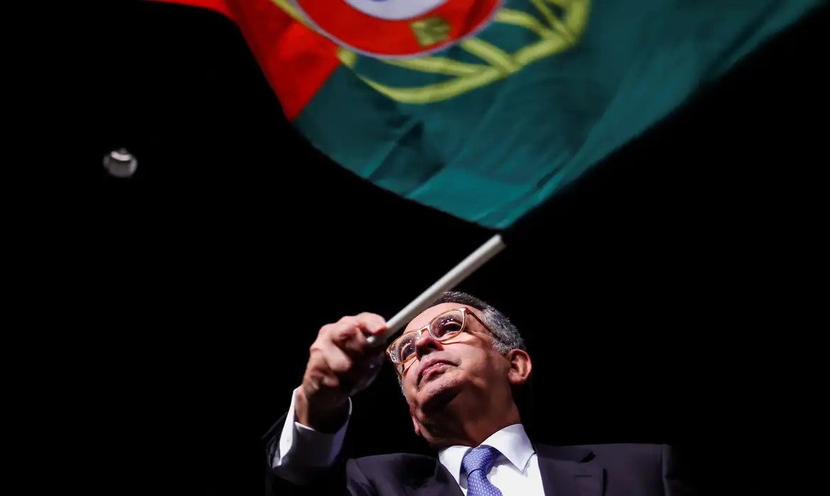 Portuguese presidential candidate of the Socialist Party, Antonio Jose Seguro, holds a Portuguese flag onstage after leading the first round of Portugal's presidential election, in Caldas da Rainha, Portugal, January 19, 2026. REUTERS/Rodrigo Antunes      TPX IMAGES OF THE DAY