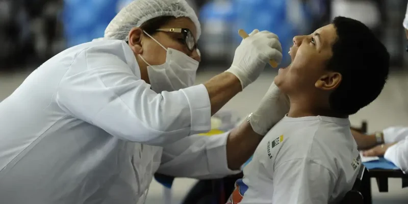 Rio de Janeiro (RJ) 28/04/2015 - Caminhos da Reportagem sobre saúde bucal. No Dia Mundial do Sorriso, a Oral-B e o programa Dentista do Bem realizam a terceira edição da maior triagem odontológica do mundo, atendendo jovens na quadra da Unidos de Vila Isabel. Foto: Tânia Rêgo/Agência Brasil