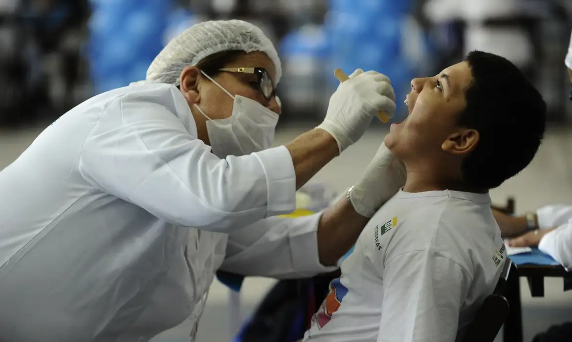 Rio de Janeiro (RJ) 28/04/2015 - Caminhos da Reportagem sobre saúde bucal. No Dia Mundial do Sorriso, a Oral-B e o programa Dentista do Bem realizam a terceira edição da maior triagem odontológica do mundo, atendendo jovens na quadra da Unidos de Vila Isabel. Foto: Tânia Rêgo/Agência Brasil