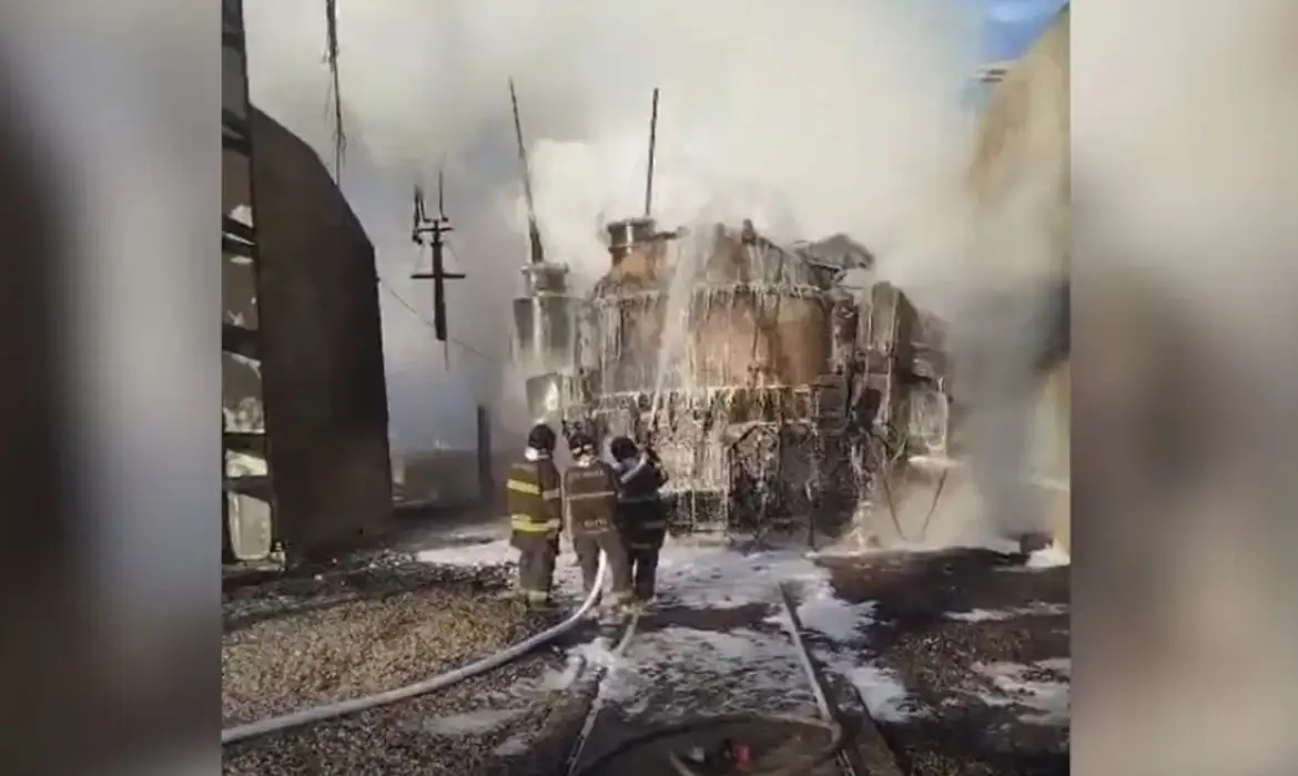 16/01/2026 - Embu-Guaçu - SP - Incêndio em subestação de energia atinge cerca de 30 mil litros de óleo.
Ocorrência foi registrada na madrugada desta sexta-feira (16) e mobilizou dez viaturas do Corpo de Bombeiros da PMESP. Foto: Corpo de Bombeiros PMESP