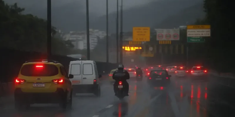 Rio de Janeiro (RJ) 29/01/2025 – Chegada de chuvas faz Defesa Civil enviar alerta extremo na cidade pela primeira vez. Motoristas dirigem sob chuva na Linha Amarela. Foto: Fernando Frazão/Agência Brasil