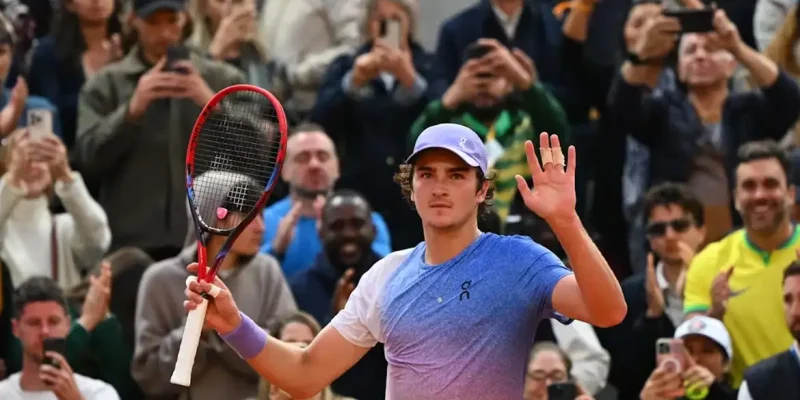 João Fonseca vence estreia da chave de simples de Roland Garros, em 27/05/2025