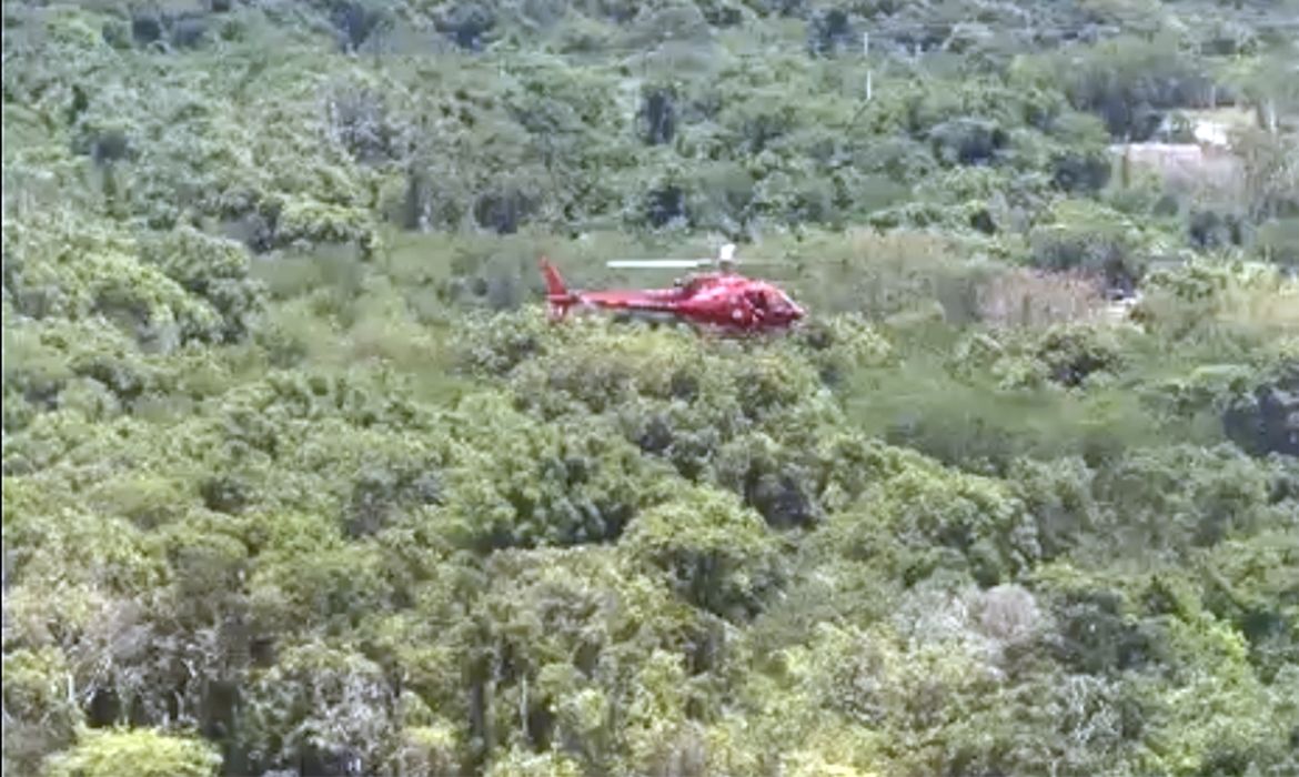 Rio de Janeiro (RJ), 17/01/2026 - Helicóptero do Corpo de Bombeiro faz busca por helicóptero que caiu em Guaratiba. Foto: CBMRJ/Divulgação