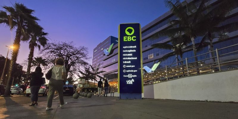 Brasília (DF), 26/04/2024 - Novo Totem da Empresa Brasil de Comunicação, EBC, em frente ao shopping Venâncio em Brasília. Foto: Rafa Neddermeyer/Agência Brasil