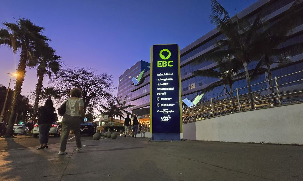 Brasília (DF), 26/04/2024 - Novo Totem da Empresa Brasil de Comunicação, EBC, em frente ao shopping Venâncio em Brasília. Foto: Rafa Neddermeyer/Agência Brasil