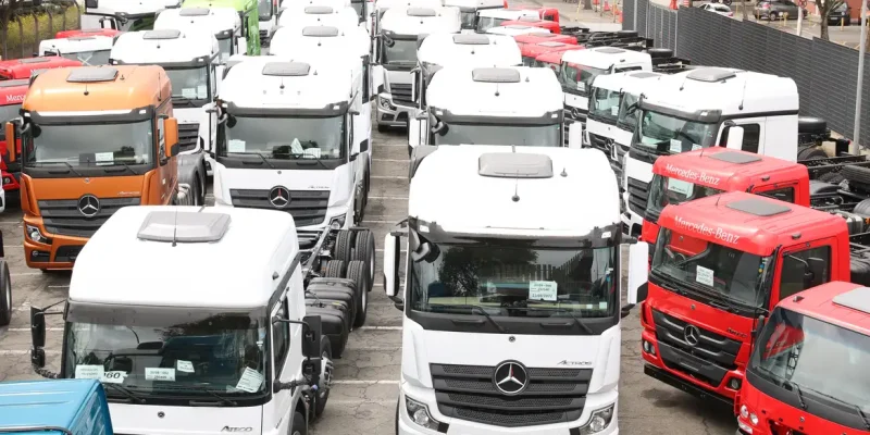 Caminhõesnovos  no pátio da Mercedes-Benz do Brasil em São Bernardo do Campo.