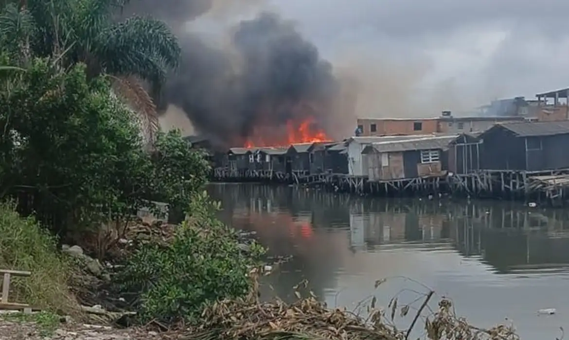 Santos (SP), 28/08/2025 - Incêndio atinge Zona Noroeste de Santos. Foto: Marcelo Ricky/Divulgação