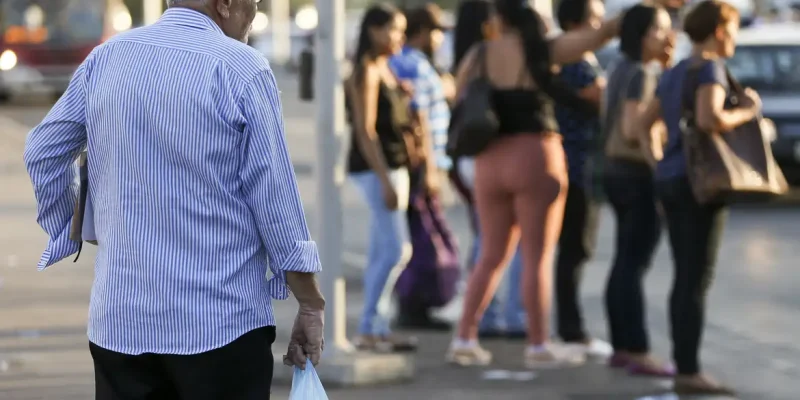 Idosos na região central de Brasília.