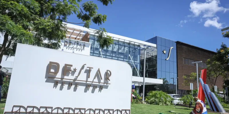 Brasília (DF), 24/12/2025 - Um apoiador do ex-presidente Jair Bolsonaro faz oração na frente do Hospital DF Star, onde será realizado uma cirurgia de hérnia inguinal e tratar de um soluço persistente. Hoje (24), Bolsonaro fará exames pré-operatórios. O procedimento cirúrgico será realizado amanhã (25). A internação deve durar de cinco a sete dias, segundo os advogados do ex-presidente.
Foto: Marcelo Camargo/Agência Brasil