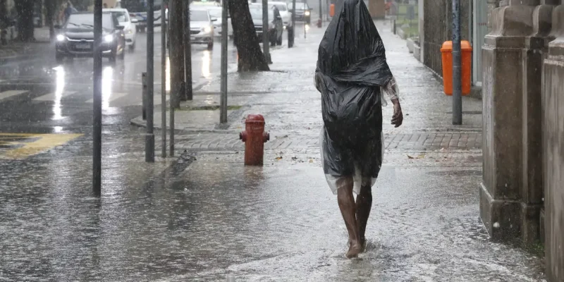 Rio de Janeiro (RJ) 22/03/2024 – Temporal atinge o Rio de Janeiro e trabalhadores deixam a região central da cidade, que tem ponto facultativo decretado com previsão de chuvas extremas. Foto: Fernando Frazão/Agência Brasil