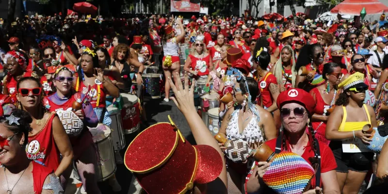 Rio de Janeiro (RJ) 10/02/2024 – Foliões curtem o carnaval de rua no desfile do bloco Multibloco, com tema Anos 90, no centro da cidade. Foto: Fernando Frazão/Agência Brasil