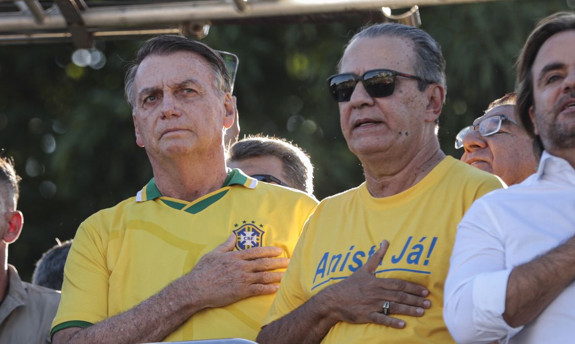Brasília (DF), 07/05/2025 - O ex presidente, Jair Bolsonaro (e) e pastor, Silas Malafaia (d), participam da manifestação em defesa da anistia aos condenados nos atos golpistas de 8 de Janeiro
Foto: Joédson Alves/Agência Brasil