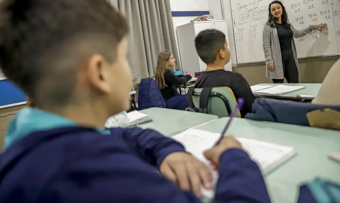 Canoas (RS), 21/06/2024 - A professora Suelem Furlanetto dentro de sala de aula na Escola Municipal Rio Grande do Sul, após enchente que atingiu toda a escola. Foto: Bruno Peres/Agência Brasil