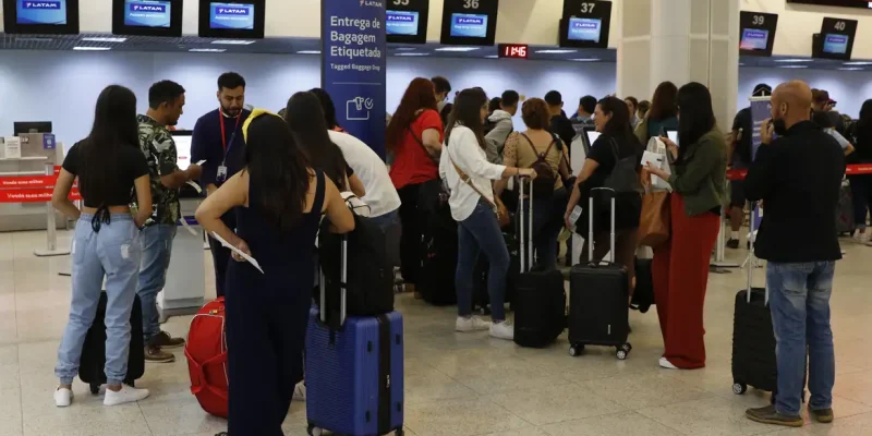 Movimento de passageiros no Aeroporto Santos Dumont no primeiro dia de greve dos aeronautas.