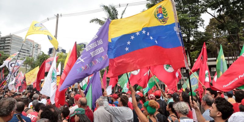 São Paulo (SP), 05/01/2026 - Ato em frente ao Consulado dos Estados Unidos contra a invasão na Venezuela. Foto: Paulo Pinto/Agência Brasil