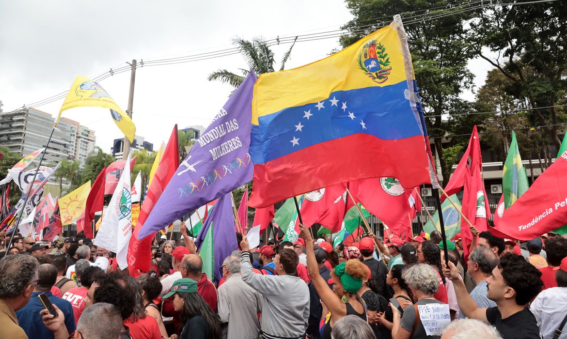 São Paulo (SP), 05/01/2026 - Ato em frente ao Consulado dos Estados Unidos contra a invasão na Venezuela. Foto: Paulo Pinto/Agência Brasil
