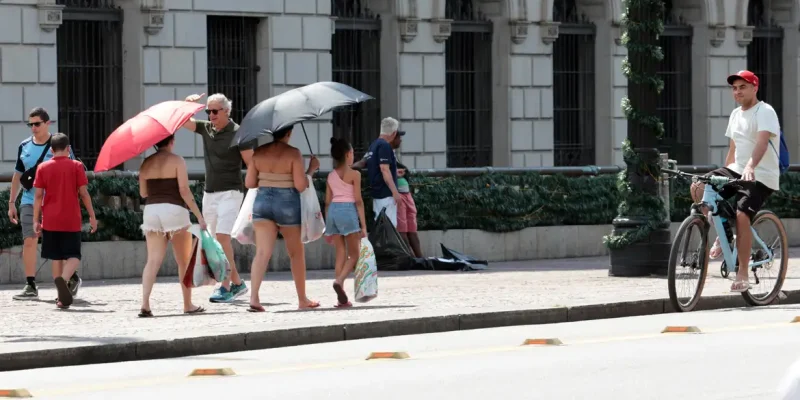 São Paulo (SP), 27/12/2025 - Pessoas na rua durante forte onda de calor. Operação Altas Temperaturas em São Paulo, devido ao forte calor na cidade. Foto: Paulo Pinto/Agencia Brasil