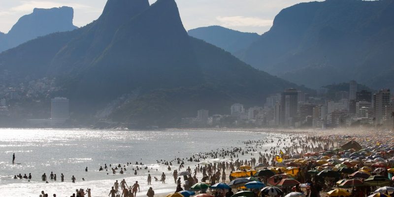 Banhistas no Arpoador curtem dia de verão com 39,5º C e sensação térmica de 50,7º C.