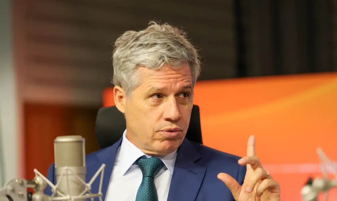 Brasília (DF) 20/01/2026 - O ministro do Desenvolvimento Agrário e Agricultura Familiar, Paulo Teixeira, participa do programa Bom Dia, Ministro.  Foto: Fabio Rodrigues-Pozzebom/ Agência Brasil