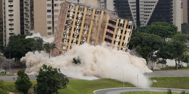 Brasília (DF) 25/01/2025 Torre Palace, o primeiro hotel de luxo de Brasília, foi implodido na manhã de hoje. Foto: Fabio Rodrigues-Pozzebom/ Agência Brasil