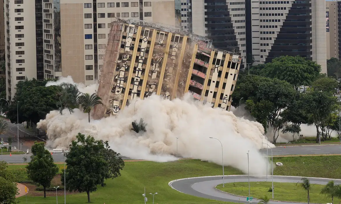 Brasília (DF) 25/01/2025 Torre Palace, o primeiro hotel de luxo de Brasília, foi implodido na manhã de hoje. Foto: Fabio Rodrigues-Pozzebom/ Agência Brasil
